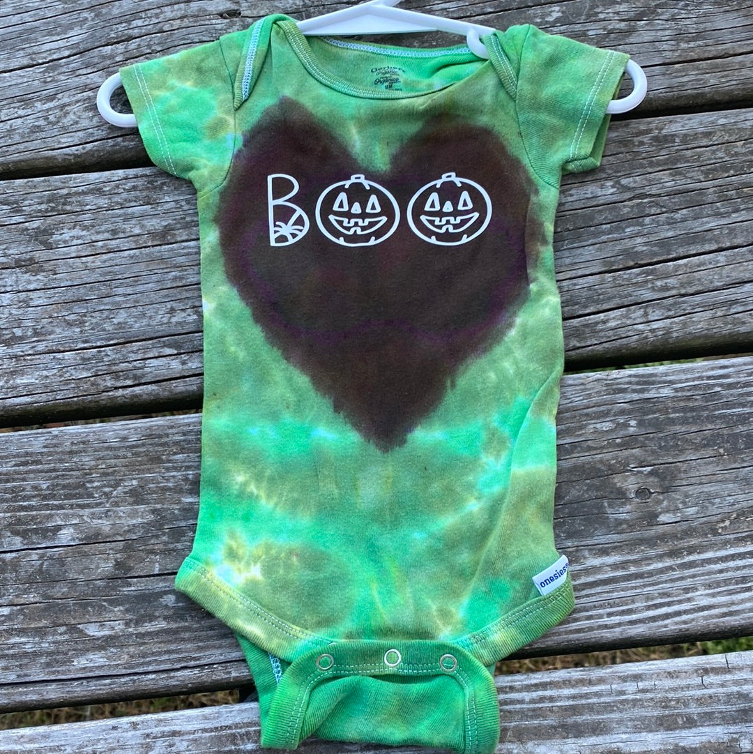 Gerber 12 month baby bodysuit (black heart boo)